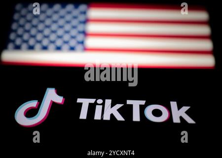 Tunis, Tunisie. 13 mars 2024.le logo TikTok est affiché sur un téléphone intelligent à côté du drapeau américain. TikTok est une application qui a été lancée en 2016 par ByteDance, une société technologique chinoise. La Chambre des représentants des États-Unis a adopté un projet de loi qui pourrait interdire l'application TikTok aux États-Unis Banque D'Images