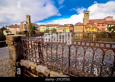 Toits de Cividale del Friuli et devil's Bridge au-dessus de la rivière Natisone Banque D'Images