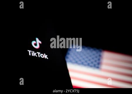 Tunis, Tunisie. 13 mars 2024.le logo TikTok est affiché sur un téléphone intelligent à côté du drapeau américain. TikTok est une application qui a été lancée en 2016 par ByteDance, une société technologique chinoise. La Chambre des représentants des États-Unis a adopté un projet de loi qui pourrait interdire l'application TikTok aux États-Unis Banque D'Images