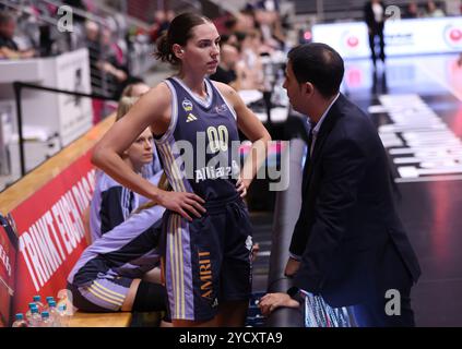 Bonn, Deutschland. 03 Oct, 2024. Maggie Mulligan (Alba), entraîneur-chef Cristo Cabrera (Alba), talents BonnRhoendorf vs Alba Berlin, DBBL Cup, 2e tour, Bonn, 03.10.2024. Crédit : Juergen Schwarz/Alamy Live News Banque D'Images