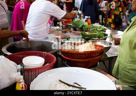 Cuisine de rue thaïlandaise traditionnelle nouilles instantanées de sang noir nouilles de bateau de soupe ou kuai tiao ruea avec boulettes de viande et légumes dans almshouse pour servir Banque D'Images