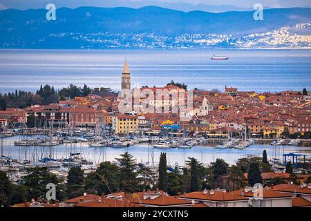 Ville de Izola waterfront et bay vue aérienne Banque D'Images