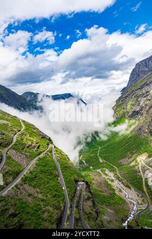 Troll's Path Trollstigen ou Trollstigveien route de montagne sinueuse. Banque D'Images