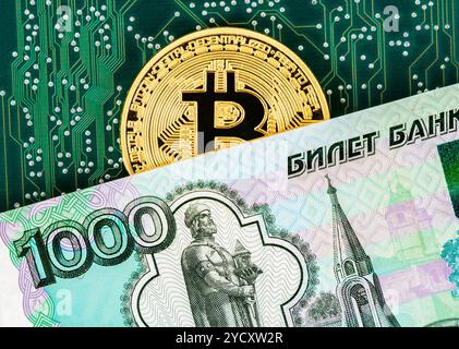 Or, bitcoin cryptocurrency numérique composant informatique électronique et au rouble russe billet de banque. Concept d'affaires d'argent virtuel Banque D'Images