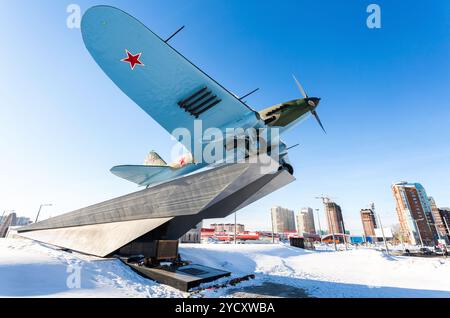 Samara, Russie - le 28 janvier 2018 : Monument à basse altitude avion Iliouchine attaque '2' de la Seconde Guerre mondiale dans l'hiver Banque D'Images