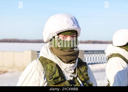 Samara, Russie - 27 janvier, 2018 non identifié : soldat russe en uniforme d'hiver militaire moderne à la rue pendant la fête de la ville. Armée, wa Banque D'Images