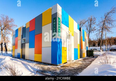 Samara, Russie - le 27 janvier 2018 : les toilettes publiques colorés au remblai de la ville en hiver journée ensoleillée. Texte en russe : toilettes Banque D'Images