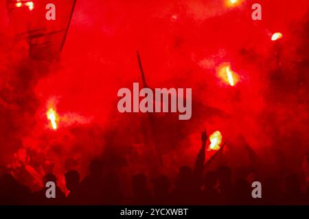 Tunis, Tunisie. 16 mars 2024. Des flammes sont vues lors d'un match de football entre espérance sportive de Tunis (est) et Club Africain (CA), après que les fans de l'est auraient allumé les flammes au stade Rades à Tunis. Le match fait partie du Championnat de Tunisie Banque D'Images