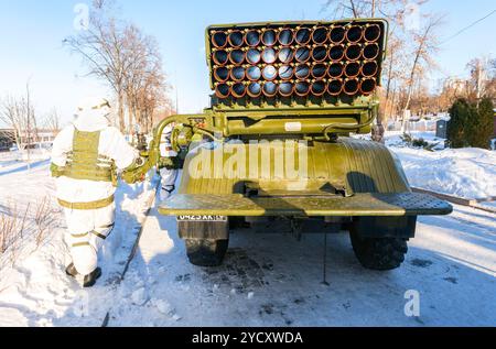 Samara, Russie - le 27 janvier 2018 : BM-21 Grad 122 mm lance-roquettes multiples sur l'Ural-375D châssis à la digue de la rivière Volga en hiver Banque D'Images