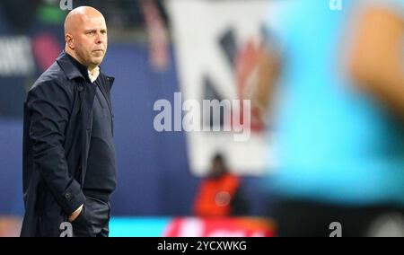 Leipzig, Allemagne. 23 octobre 2024. L'entraîneur de Liverpool, Arne Slot, est vu lors de leur match de football de l'UEFA Champions League entre le RB Leipzig et le Liverpool FC au Red Bull Arena Stadion . Crédit : Davide Elias / Alamy Live News Banque D'Images