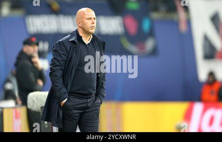 Leipzig, Allemagne. 23 octobre 2024. L'entraîneur de Liverpool, Arne Slot, est vu lors de leur match de football de l'UEFA Champions League entre le RB Leipzig et le Liverpool FC au Red Bull Arena Stadion . Crédit : Davide Elias / Alamy Live News Banque D'Images