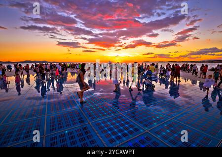 ZADAR, Croatie - le 18 juillet 2017 : personnes non identifiées dans la ville de Zadar salutations au soleil vue en région de la Dalmatie, la Croatie au soleil colorés. Banque D'Images