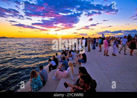 ZADAR, Croatie - le 18 juillet 2017 : personnes non identifiées sur Zadar organes mer au coucher du soleil. De nombreux touristes objet architectural unique situé sur l'île de w Banque D'Images