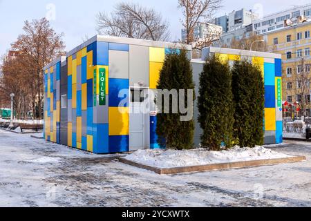 Toilettes publiques colorées vibrantes au remblai de la ville en hiver jour ensoleillé Banque D'Images