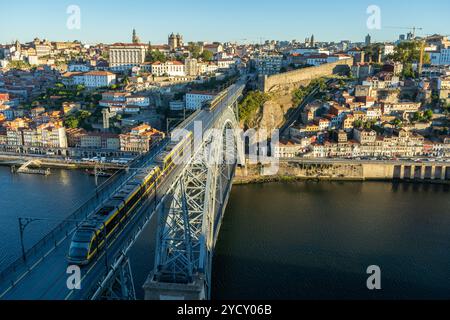 Porto City, le fleuve Douro et le pont Dom Luis I avec tramways le matin Banque D'Images