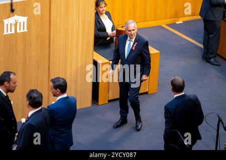 Wien, Österreich. 24. Oktober 2024. Stimmabgabe von Walter Rosenkranz ÖVP während Wahl des 1-3. Nationalratspräsidenten BEI konstituierenden Sitzung des neu gewählten Nationalrats im österreichischen Parlament. Vienne *** Vienne, Autriche 24 octobre 2024 vote de Walter Rosenkranz ÖVP lors de l'élection du 1 3 Président du Conseil national lors de la session constitutive du Conseil national nouvellement élu au Parlement autrichien Vienne Banque D'Images