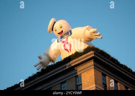 New York, États-Unis. 22 octobre 2024. Le Stay Puft Marshmallow Man, du film Ghostbusters, décore le sommet d'un bâtiment de Greenwich Village. (Crédit image : © Jimin Kim/SOPA images via ZUMA Press Wire) USAGE ÉDITORIAL SEULEMENT! Non destiné à UN USAGE commercial ! Banque D'Images