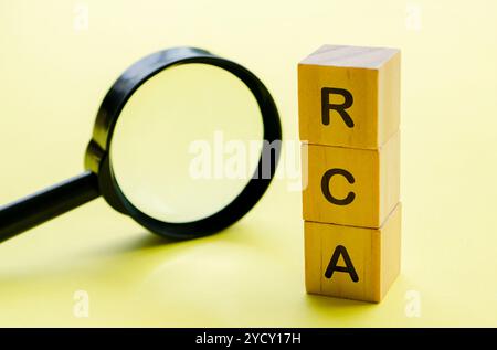 Texte d'analyse des causes profondes sur des cubes en bois avec fond de loupe. Concept de solution d'entreprise. Banque D'Images