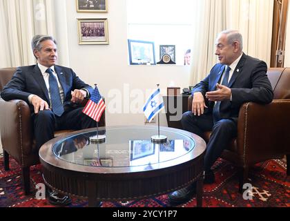 Jérusalem, Israël. 22 octobre 2024. U. S Secrétaire d'Etat Antony Blinken, à gauche, avec le premier ministre israélien Benjamin Netanyahu, à droite, lors de leur réunion bilatérale pour discuter de l'élargissement de la guerre contre le Hamas et le Hezbollah, le 22 octobre 2024 à Jérusalem, Israël. Crédit : Ambassade DES ÉTATS-UNIS Jérusalem/U. S State Department/Alamy Live News Banque D'Images