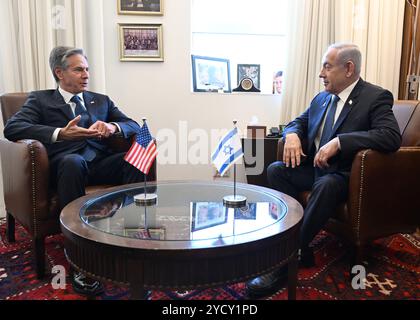 Jérusalem, Israël. 22 octobre 2024. U. S Secrétaire d'Etat Antony Blinken, à gauche, avec le premier ministre israélien Benjamin Netanyahu, à droite, lors de leur réunion bilatérale pour discuter de l'élargissement de la guerre contre le Hamas et le Hezbollah, le 22 octobre 2024 à Jérusalem, Israël. Crédit : Ambassade DES ÉTATS-UNIS Jérusalem/U. S State Department/Alamy Live News Banque D'Images