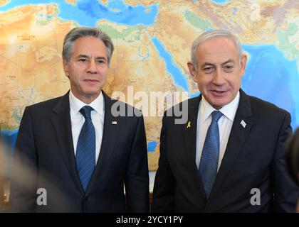 Jérusalem, Israël. 22 octobre 2024. U. S Secrétaire d'Etat Antony Blinken, à gauche, avec le premier ministre israélien Benjamin Netanyahu, à droite, avant leur réunion bilatérale pour discuter de l'élargissement de la guerre contre le Hamas et le Hezbollah, le 22 octobre 2024 à Jérusalem, Israël. Crédit : Ambassade DES ÉTATS-UNIS Jérusalem/U. S State Department/Alamy Live News Banque D'Images