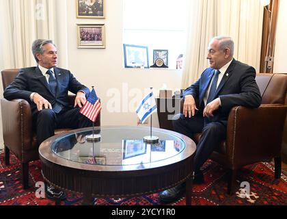 Jérusalem, Israël. 22 octobre 2024. U. S Secrétaire d'Etat Antony Blinken, à gauche, avec le premier ministre israélien Benjamin Netanyahu, à droite, lors de leur réunion bilatérale pour discuter de l'élargissement de la guerre contre le Hamas et le Hezbollah, le 22 octobre 2024 à Jérusalem, Israël. Crédit : Ambassade DES ÉTATS-UNIS Jérusalem/U. S State Department/Alamy Live News Banque D'Images