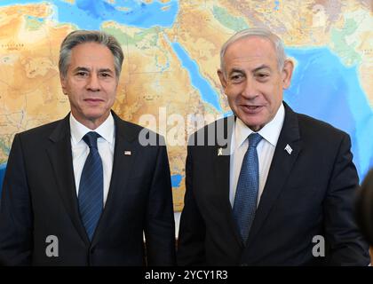 Jérusalem, Israël. 22 octobre 2024. U. S Secrétaire d'Etat Antony Blinken, à gauche, avec le premier ministre israélien Benjamin Netanyahu, à droite, avant leur réunion bilatérale pour discuter de l'élargissement de la guerre contre le Hamas et le Hezbollah, le 22 octobre 2024 à Jérusalem, Israël. Crédit : Ambassade DES ÉTATS-UNIS Jérusalem/U. S State Department/Alamy Live News Banque D'Images