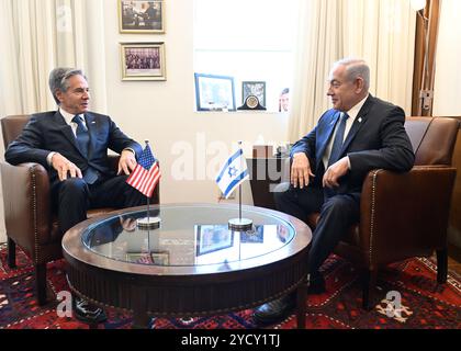 Jérusalem, Israël. 22 octobre 2024. U. S Secrétaire d'Etat Antony Blinken, à gauche, avec le premier ministre israélien Benjamin Netanyahu, à droite, lors de leur réunion bilatérale pour discuter de l'élargissement de la guerre contre le Hamas et le Hezbollah, le 22 octobre 2024 à Jérusalem, Israël. Crédit : Ambassade DES ÉTATS-UNIS Jérusalem/U. S State Department/Alamy Live News Banque D'Images