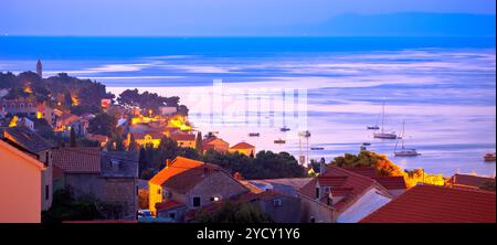 Vue panoramique sur le front de mer au lever du soleil de la ville de bol Banque D'Images