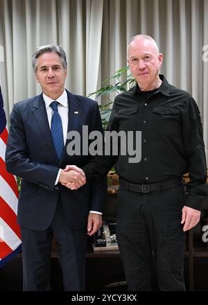 Tel Aviv, Israël. 22 octobre 2024. U. Le secrétaire d’État Antony Blinken, à gauche, serre la main au ministre israélien de la Défense Yoav Gallant, à droite, avant leur réunion bilatérale pour discuter de l’élargissement de la guerre contre le Hamas et le Hezbollah, le 22 octobre 2024 à tel Aviv, Israël. Crédit : Ambassade DES ÉTATS-UNIS Jérusalem/U. S State Department/Alamy Live News Banque D'Images