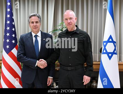 Tel Aviv, Israël. 22 octobre 2024. U. Le secrétaire d’État Antony Blinken, à gauche, serre la main au ministre israélien de la Défense Yoav Gallant, à droite, avant leur réunion bilatérale pour discuter de l’élargissement de la guerre contre le Hamas et le Hezbollah, le 22 octobre 2024 à tel Aviv, Israël. Crédit : Ambassade DES ÉTATS-UNIS Jérusalem/U. S State Department/Alamy Live News Banque D'Images