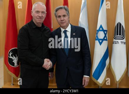 Tel Aviv, Israël. 22 octobre 2024. U. Le secrétaire d’État Antony Blinken, à droite, avec le ministre israélien de la Défense Yoav Gallant, est parti, avant leur réunion bilatérale pour discuter de l’élargissement de la guerre contre le Hamas et le Hezbollah, le 22 octobre 2024 à tel Aviv, Israël. Crédit : Chuck Kennedy/U. S State Department/Alamy Live News Banque D'Images