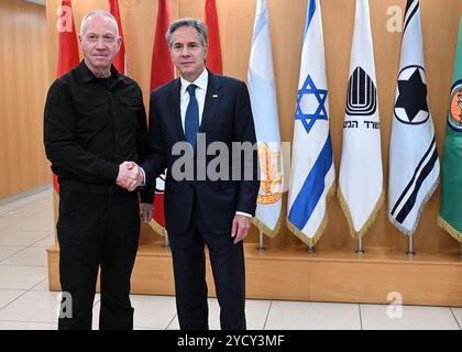 Tel Aviv, Israël. 22 octobre 2024. U. Le secrétaire d’État Antony Blinken, à droite, serre la main au ministre israélien de la Défense Yoav Gallant, à gauche, avant leur réunion bilatérale pour discuter de l’élargissement de la guerre contre le Hamas et le Hezbollah, le 22 octobre 2024 à tel Aviv, Israël. Crédit : Ambassade DES ÉTATS-UNIS Jérusalem/U. S State Department/Alamy Live News Banque D'Images