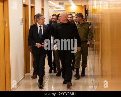 Tel Aviv, Israël. 22 octobre 2024. U. Le secrétaire d’Etat Antony Blinken, à gauche, marche avec le ministre israélien de la Défense Yoav Gallant, à droite, avant leur réunion bilatérale pour discuter de l’élargissement de la guerre contre le Hamas et le Hezbollah, le 22 octobre 2024 à tel Aviv, Israël. Crédit : Chuck Kennedy/U. S State Department/Alamy Live News Banque D'Images