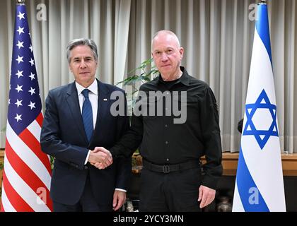 Tel Aviv, Israël. 22 octobre 2024. U. Le secrétaire d’État Antony Blinken, à gauche, serre la main au ministre israélien de la Défense Yoav Gallant, à droite, avant leur réunion bilatérale pour discuter de l’élargissement de la guerre contre le Hamas et le Hezbollah, le 22 octobre 2024 à tel Aviv, Israël. Crédit : Ambassade DES ÉTATS-UNIS Jérusalem/U. S State Department/Alamy Live News Banque D'Images