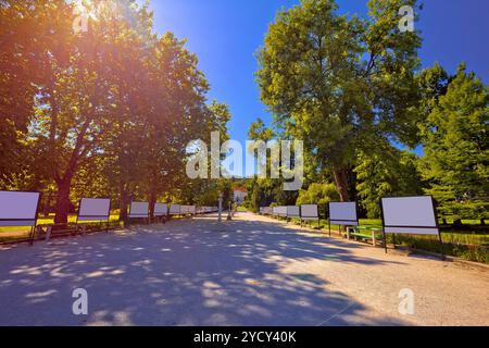 Parc Tivoli et dans la passerelle de Ljubljana dans la vue de la brume du soleil rouge Banque D'Images