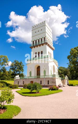 Saint Petersburg, Russie - le 12 août 2016 : Tour Blanche dans le parc Alexandrovsky de Tsarskoe Selo (Pouchkine) Banque D'Images