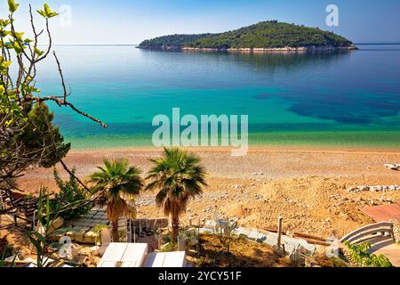 La plage de Banje et l'île de Lokrum à Dubrovnik Banque D'Images