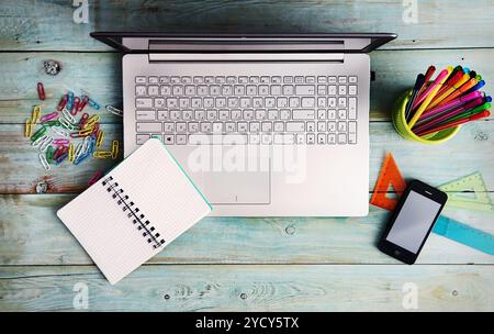 Ordinateur portable sur la table Banque D'Images
