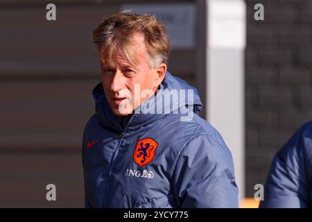 Zeist, pays-Bas. 24 octobre 2024. ZEIST, PAYS-BAS - 24 OCTOBRE : L'entraîneur-chef Andries Jonker, des pays-Bas, lors de la séance d'entraînement de l'équipe féminine néerlandaise de football avant le match amical entre l'Indonésie et les pays-Bas ; au campus KNVB le 24 octobre 2024 à Zeist, pays-Bas. (Photo de Peter Lous/Orange Pictures) crédit : Orange pics BV/Alamy Live News Banque D'Images