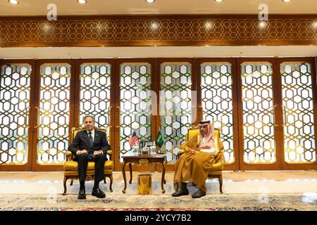 Riyad, Arabie Saoudite. 23 octobre 2024. U. Le secrétaire d’État Antony Blinken, à gauche, lors d’une rencontre bilatérale individuelle avec le ministre saoudien des Affaires étrangères, le prince Faisal bin Farhan Al Saud, le 24 octobre 2024 à Riyad, en Arabie saoudite. Crédit : Chuck Kennedy/U. S State Department/Alamy Live News Banque D'Images