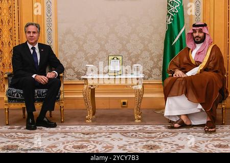 Riyad, Arabie Saoudite. 23 octobre 2024. U. Le secrétaire d’État Antony Blinken, à gauche, lors d’une rencontre bilatérale individuelle avec le prince héritier saoudien Mohammed ben Salmane, le 23 octobre 2024 à Riyad, en Arabie saoudite. Crédit : Chuck Kennedy/U. S State Department/Alamy Live News Banque D'Images