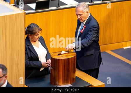 Vienne, Vienne, AUTRICHE. 24 octobre 2024. Vote de WALTER ROSENKRANZ lors de l'élection du 1.Président du Conseil national lors de la réunion constitutive du Conseil national nouvellement élu au Parlement autrichien. (Crédit image : © Andreas Stroh/ZUMA Press Wire) USAGE ÉDITORIAL SEULEMENT! Non destiné à UN USAGE commercial ! Banque D'Images