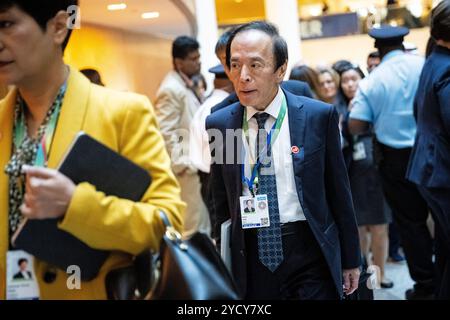 Washington, États-Unis. 24 octobre 2024. Le gouverneur de la Banque du Japon, Kazuo Ueda, arrive devant une réunion du G-20 des ministres des Finances et des gouverneurs des banques centrales, lors des assemblées annuelles 2024 du Fonds monétaire international et du Groupe de la Banque mondiale, à Washington, DC, le jeudi 24 octobre, 2024. (Graeme Sloan/Sipa USA) crédit : Sipa USA/Alamy Live News Banque D'Images