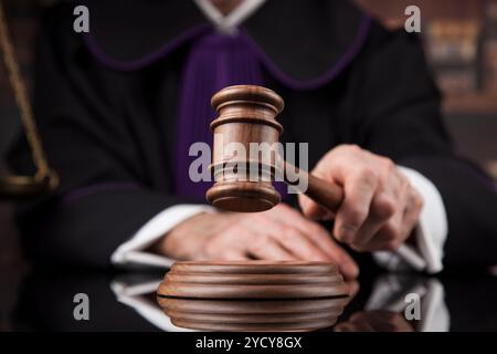 Juge, juge dans un tribunal d'hommes frappant le maillet Banque D'Images
