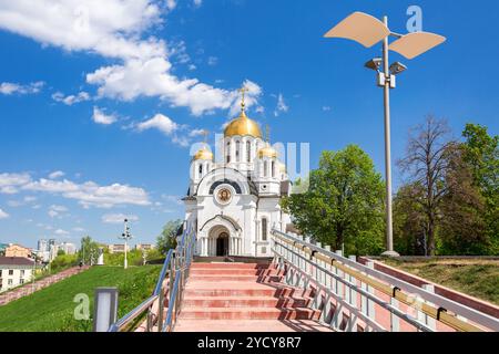 Samara, Russie - 15 mai 2018 : l'église orthodoxe russe. Temple du martyr saint Georges en journée ensoleillée d'été Banque D'Images