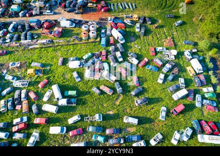 Épaves de voitures sur prairie vue aérienne, problème écologique Banque D'Images