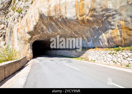 Tunnel sculpté dans la pierre sur la crête de la montagne près de Mlini voir Banque D'Images