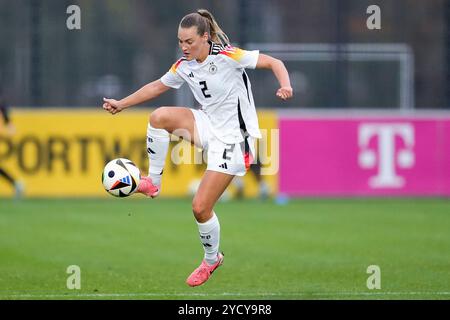 Francfort-sur-le-main, Allemagne. 24 octobre 2024. Marie Müller (Deutschland, 2), Am Ball, Freisteller, Ganzkörper, Einzelbild, Einzelfoto, Aktion, action, 24.10.2024, Frankfurt am main (Deutschland), Fussball, Länderspiel, U 23-Frauen, Deutschland - Frankreich, LA RÉGLEMENTATION DFB/DFL INTERDIT TOUTE UTILISATION DE PHOTOGRAPHIES COMME SÉQUENCES D'IMAGES ET/OU QUASI-VIDÉO. Crédit : dpa/Alamy Live News Banque D'Images