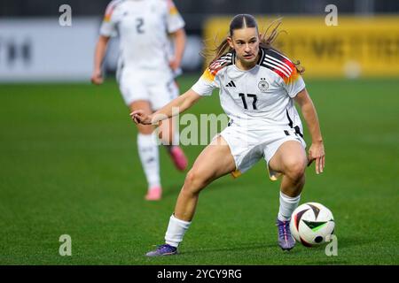 Francfort-sur-le-main, Allemagne. 24 octobre 2024. Tuana Mahmoud (Deutschland, 17), Am Ball, Freisteller, Ganzkörper, Einzelbild, Einzelfoto, Aktion, action, 24.10.2024, Frankfurt am main (Deutschland), Fussball, Länderspiel, U 23-Frauen, Deutschland - Frankreich, LA RÉGLEMENTATION DFB/DFL INTERDIT TOUTE UTILISATION DE PHOTOGRAPHIES COMME SÉQUENCES D'IMAGES ET/OU QUASI-VIDÉO. Crédit : dpa/Alamy Live News Banque D'Images